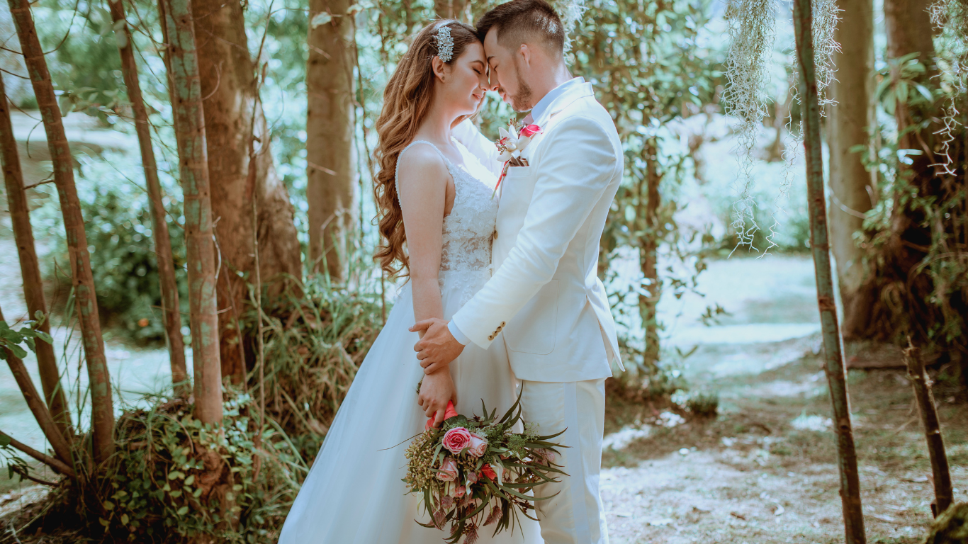 Wedding Planner ajustando el vestido de novia · acompañamiento de comienzo a fin