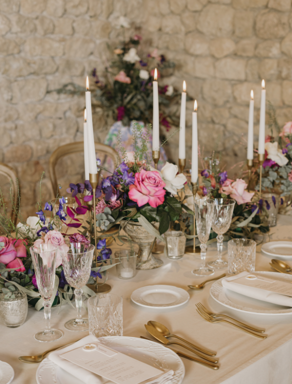 Novios sentados tomados de la mano en patio rústico · coordinación Wedding Day