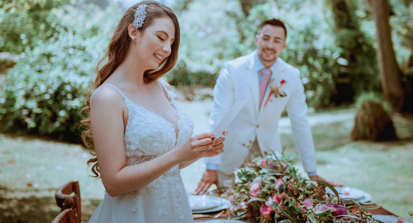 Novia leyendo carta con novio en jardín